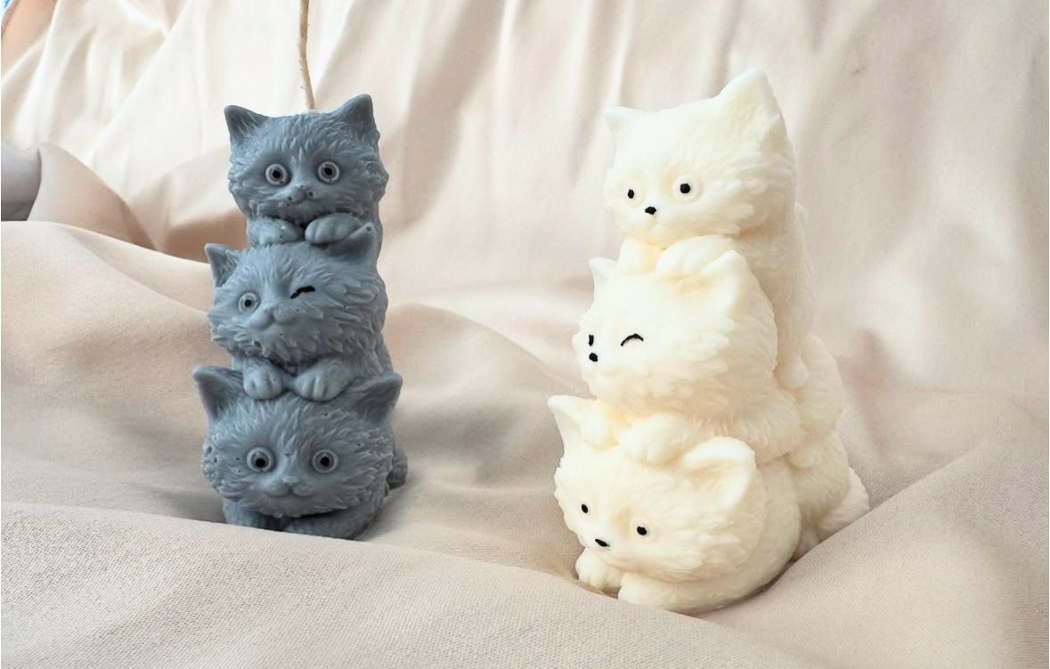 Catpile – The Stacked Kittens Candle