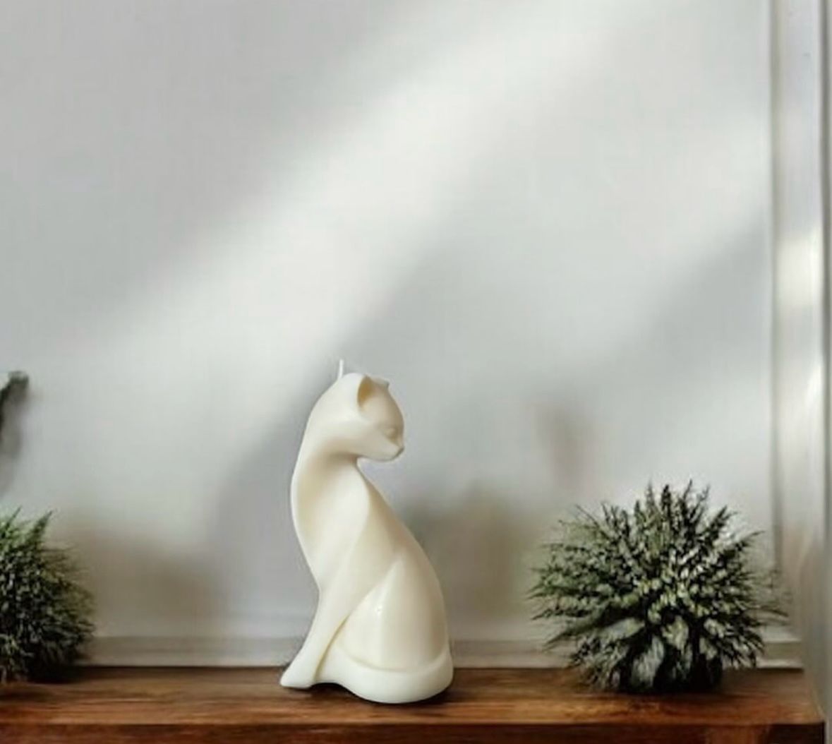 Whiskered Serenity – Sculpted Cat Candle